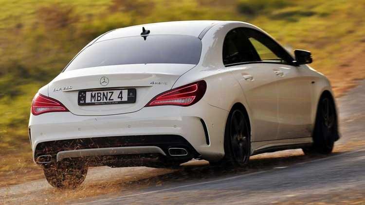 <p><span style="color:#B22222"><strong>2014 CLA250</strong></span></p>
<p> </p>
<p>Mercedes, BMW kadar olmasa da yıllardır gençleri de düşünerek mutlaka otomobil geliştiriyor. 2014 CLA da bunlardan biriydi. Hoş, iddialı ve çekici görünse de ne yazık ki performans ve sürüş kalitesi, beklenen Mercedes standartlarının çok gerisinde kaldı.</p>
