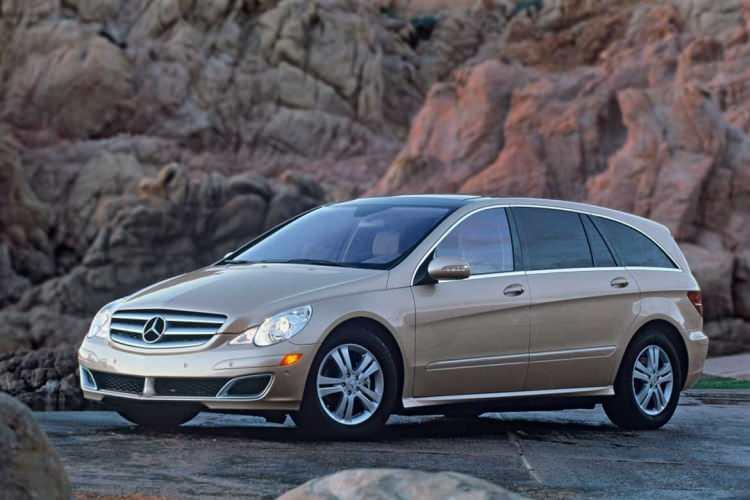 <p><span style="color:#B22222"><strong>R-Class (2006-2013)</strong></span></p>
<p> </p>
<p>Resimde gördüğünüz R-Class, “her şeyi bir arada sunma” iddiasına girip hiçbirinde başarılı olamayan modellerin klasik bir örneği olarak gösteriliyor. Sedan konforu, SUV genişliği ve crossover tarzını bir arada sunmak hedeflenmişti; fakat sonunda tuhaf bir görünüme, zayıf performansa ve sık elektronik arızalara sahip bir araç ortaya çıktı.</p>