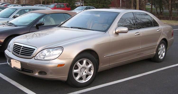 <p><span style="color:#B22222"><strong>S-Class (1998-2005)</strong></span></p>
<p> </p>
<p>90’lı yılların sonu ve 2000’li yılların başındaki S-Class, Mercedes’in amiral gemisi lüks sedanında cesur bir yeniden tasarım hamlesiydi; hatta bazıları için fazla cesur bile olabilir.</p>
<p>Ancak bu döneme ait modellerde; elektrik sistemi kabusları, paslanma ve süspansiyon problemleri adeta kronikleşmiş durumdaydı.</p>