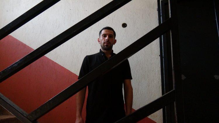 <p><strong><span style="color:rgb(178, 34, 34)">GRUBUN BİNAYA GİRİŞİ GÜVENLİK KAMERASINDA</span></strong></p>
<p>Olay anı ise binanın girişini gören bir işyerinin güvenlik kamerasına saniye saniye yansıdı. Görüntülerde; Bucak Belediyesi Başkan Yardımcısı H.G., Cumhuriyet Halk Partili belediye meclis üyesi Ö.D. ve zabıta personelinin bulunduğu 23 kişilik grubun işyerinin bulunduğu binaya girişi daha sonrasında polis ekiplerin binaya gelmesi ve tarafların binadan çıkışı yer alıyor.</p>
<p> </p>