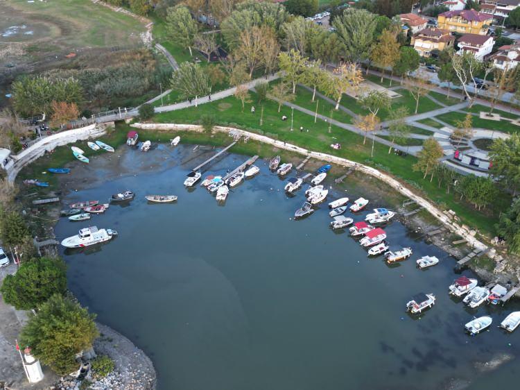 <p>Çiftçi Mehmet Akın, <strong>"Çamdibi köyünde oturuyorum. Maalesef gölümüz küresel ve bazı nedenlerden dolayı büyük bir şekilde çekildi. Yetkililerden gölün korunmasını istiyoruz. Bu sene sulama birliklerinden sıkıntı yaşadık. Su verilmediği zaman ürünlerde kalite düşüyor. Kalite düşünce biz; zeytin olsun, şeftali olsun, bütün çeşitlerden para kazanamıyoruz. Bugün kaliteli bir zeytin 200 TL, ama biz sulayamazsak ince olacağı için 30 TL'ye yağlığa vereceğiz. İznik Gölü'nün korunmasını istiyoruz. Tekneler de su çekildiği için karada kaldı"</strong> dedi.</p>
