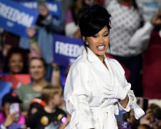 <p><span style="color:#FF0000"><strong>SAÇ BAKIM PLANLARINI ANLATTI</strong></span></p>

<p><strong>Saç bakımıyla ilgili planlarını da anlatan Cardi B, "Kafa derime yağ süreceğim çünkü yarın kendi saçımla ilgileneceğim. Önce yıkayacağım, sonra ördüreceğim" dedi.</strong></p>
