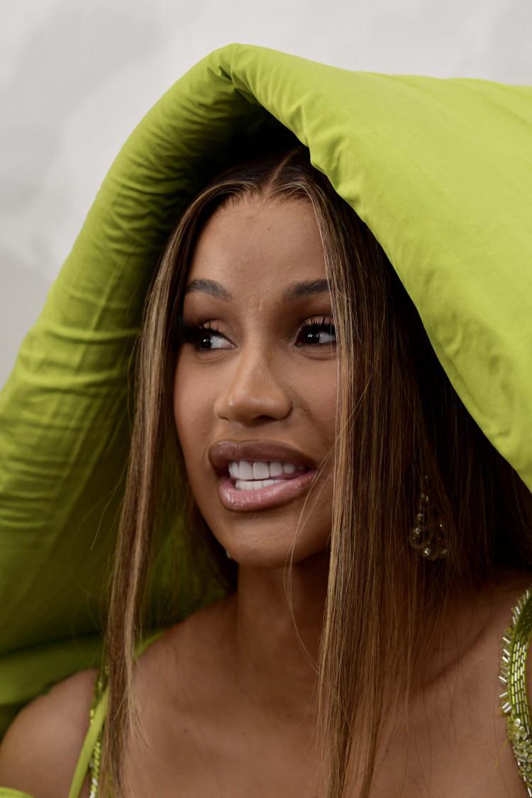 <p><strong>Ünlü yıldızın açıklamaları kısa sürede gündem olurken, sosyal medya ikiye bölündü. Kimileri "Gerçekten midem bulandı" derken kimileri de "Her şeye inanıp ciddiye alıyorsunuz" dedi. </strong></p>
