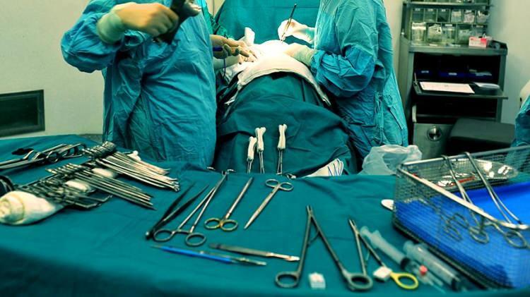 <p>Ateşli silah yaralanması nedeniyle çenesinin yarısını kaybeden ve hayatı kâbusa dönen İzzet Baldır, Plastik ve Rekonstrüktif Cerrahi Uzmanı Doç. Dr. Burak Özkan’ın gerçekleştirdiği operasyonla sağlığına yeniden kavuştu. İşte o operasyon...</p>