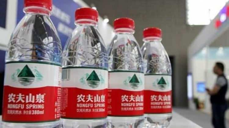 <p>Çin iş dünyasının önde gelen isimlerinden Cong Şanşan, servetini yeniden zirveye taşıdı. 2025 yılı Çin Zenginler Listesi’ne göre, Nongfu Spring’in kurucusu yaklaşık 74,5 milyar dolar (530 milyar yuan) servetiyle ilk sıraya yerleşti.</p>