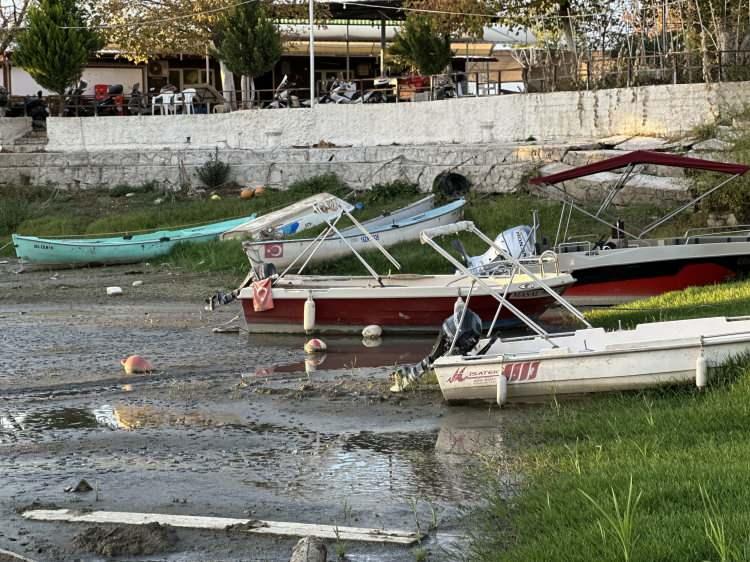 <p><strong>"SU VERİLMEDİĞİ ZAMAN ÜRÜNLERDE KALİTE DÜŞÜYOR"</strong></p>

<p>Ancak kuraklık ve sınırlı sulama nedeniyle üretim de tehdit altında. İznik Gölü'ndeki çekilmeden balıkçıların yanı sıra çiftçiler de nasibini aldı. </p>

