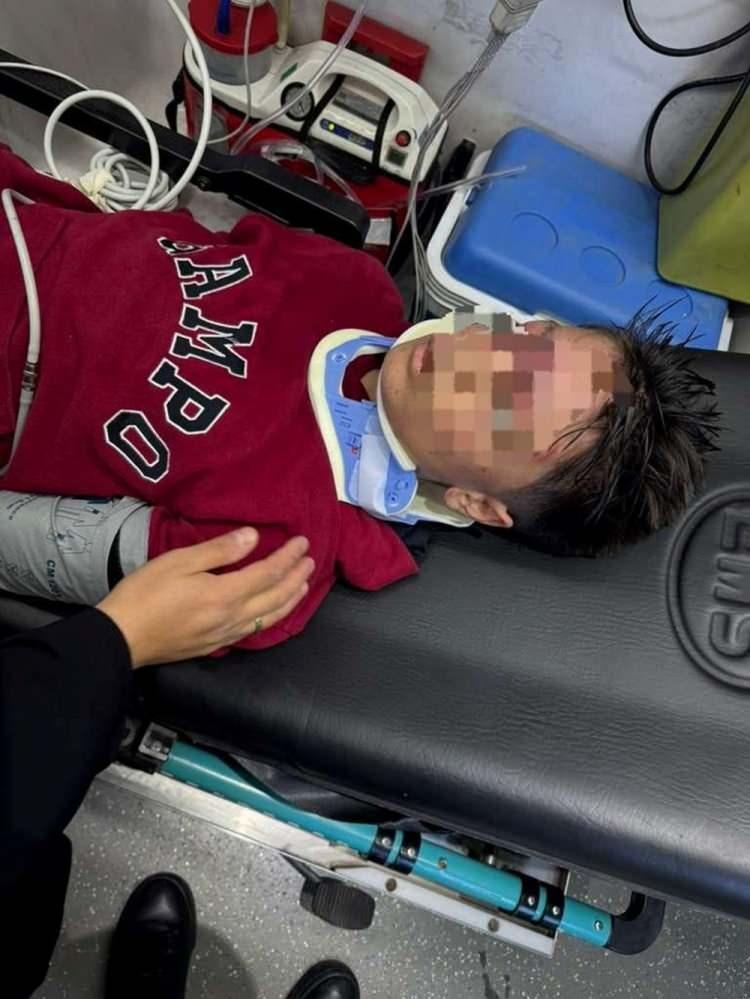 <p>Alınan bilgilere göre, bir öğrencinin merdivenlerde dengesini kaybedip düşmesiyle birlikte arkasından gelen birkaç öğrenci daha yere düştü ve kısa zaman içinde izdiham yaşandı.</p>
<p> </p>