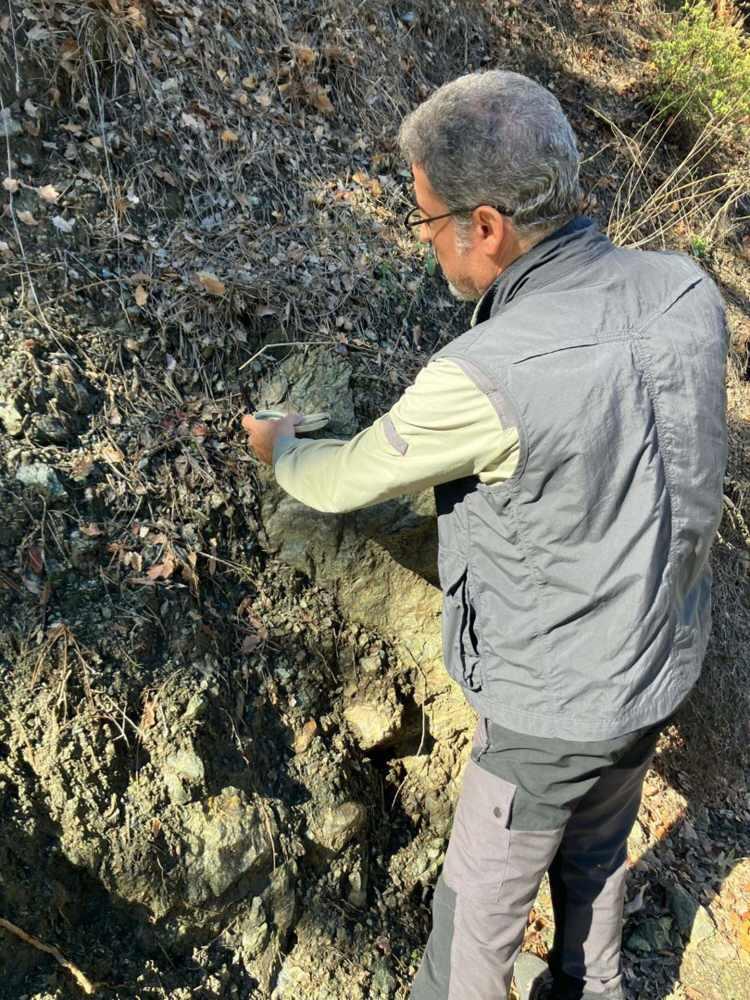 <p>Balıkesir'in Sındırgı ilçesinde 27 Ekim'de 6.1 büyüklüğünde deprem meydana geldi. Aynı bölgede 10 Ağustos'ta bir kez daha 6.1 büyüklüğünde deprem kaydedildi. İkinci sarsıntı; İzmir, İstanbul, Bursa ve çevre illerde hissedildi. Her iki depremde de bazı binalar yıkıldı, çok sayıda yapı hasar gördü. DEÜ Deprem Araştırma ve Uygulama Merkezi Müdürü Prof. Dr. Hasan Sözbilir, ekiplerle birlikte bölgede incelemelerde bulundu.</p>
<p> </p>