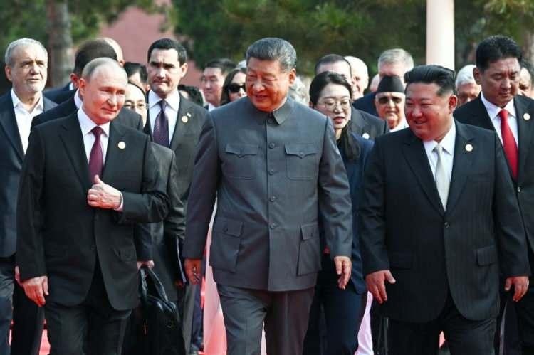 <p><span style="color:#B22222"><strong>XI JINPING  |  </strong></span>ÇİFTÇİ</p>

<p> </p>

<p>Çin Devlet Başkanı</p>
