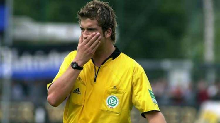 <p>2005’te Almanya, Robert Hoyzer adlı genç bir hakemin karıştığı büyük bir bahis skandalıyla çalkalandı. FIFA kokartlı hakem Hoyzer, özellikle alt lig ve kupa maçlarında kasıtlı hatalar yaptığını itiraf etti. Hoyzer belirli maçlarda uydurma penaltılar verip haksız kırmızı kartlar çıkararak favori takımları oyundan düşürüyor, böylece bahis mafyasının yüksek oranlı kazançlar elde etmesini sağlıyordu.</p>
