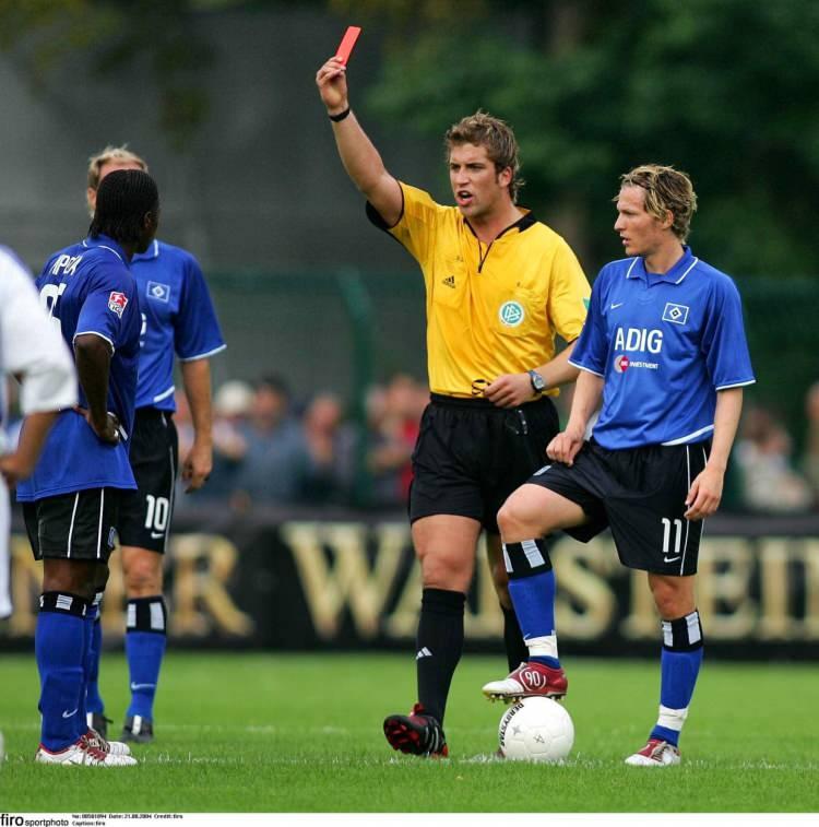 <p>Örneğin 21 Ağustos 2004’teki Paderborn–Hamburg Almanya Kupası maçında, Hamburg aleyhine çaldığı iki haksız penaltı ve gösterdiği kırmızı kart, zayıf Paderborn’un 4-2’lik sürpriz galibiyetine yol açtı. Maçı izleyen bazı diğer hakemler bu performansı “normal değil” diye Alman Federasyonu’na rapor edince soruşturma başlatıldı.</p>
