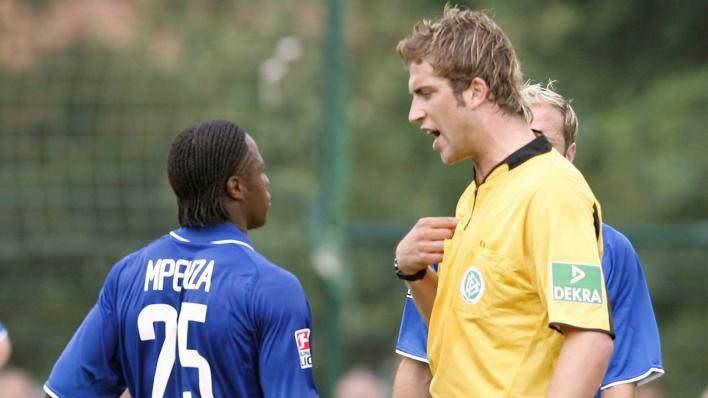 <p>Robert Hoyzer futboldan ömür boyu men cezası aldı ve dolandırıcılık suçundan 2 yıl 5 ay hapis cezasına çarptırıldı. Bir diğer hakem Dominik Marks da ömür boyu men cezası alıp 1 yıl 6 ay hapisle hüküm giydi.</p>
