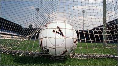 <p>Alman Futbol Federasyonu (DFB), etkilenen bazı alt lig maçlarını tekrar oynattı, Hoyzer’in verdiği haksız kırmızı kartları iptal etti ve Hamburg kulübüne uğradığı zarar için tazminat ödedi.</p>
