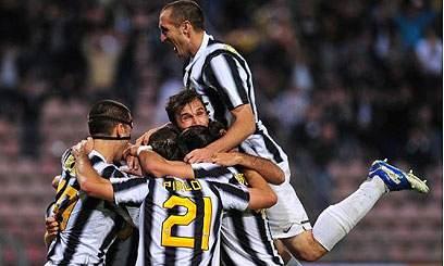 <p>2006’da ortaya çıkarılan Calciopoli skandalı, İtalya futbol tarihinin en sarsıcı olaylarından biridir. Bu olayda doğrudan bir bahis bağlantısı olmamasına karşın, Juventus başta olmak üzere bazı büyük kulüplerin yöneticilerinin hakem atama komitesine illegal şekilde nüfuz ederek kritik maçlara istedikleri hakemleri atattıkları ortaya çıktı.</p>
