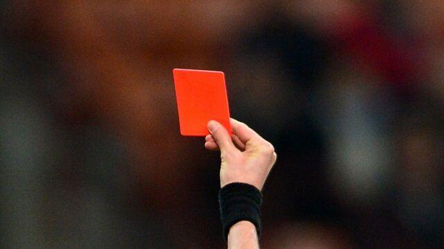 <p>Karşılaşmanın Ganalı hakemi Joseph Odartei Lamptey, ceza sahasında Senegal’li oyuncunun dizinden seken topa asılsız bir “elle oynama” kararı vererek Güney Afrika lehine penaltı çaldı.</p>
