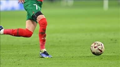 <p>Güney Afrika bu penaltıyla maçı 2-1 kazandı. Ancak pozisyonun bariz bir kural hatası olması ve bahis piyasalarındaki anormal hareketlenmeler FIFA’yı alarma geçirdi. Soruşturma sonucunda FIFA, Lamptey’nin maç sonucunu kasıtlı olarak ve bahis amacıyla manipüle ettiğini tespit etti. Verilen cezalar ise tarihe geçti.</p>
