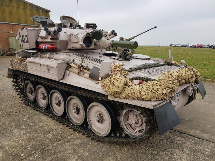 <p><span style="color:inherit"><strong>ÖZELLİKLERİ</strong></span></p>

<p><span style="color:inherit"> </span></p>

<p><span style="color:inherit">Alvis Vehicles tarafından üretilen FV101, 76 mm L23A1 top ve 7,62 mm eş eksenli makineli tüfekle donatılmıştı ve araç 190 beygir gücünde 5,9 litrelik bir motordan güç alıyordu. Tank, 470 millik operasyon menzili sayesinde geniş bir alanı hızlı bir şekilde kat edebilme kabiliyetine sahipti ve Falkland ve Körfez savaşlarında görev aldı.</span></p>

<p> </p>
