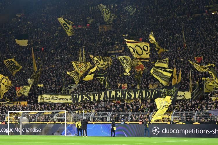 <p>3- SIGNAL IDUNA PARK</p>

<p>* Kapasite: 81 bin</p>

<p>* Takım: Borussia Dortmund</p>

<p>* Konum: Dortmund (Almanya)</p>
