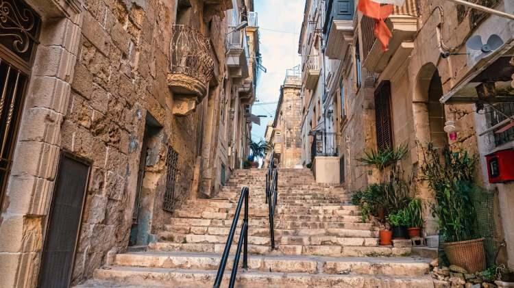 <p><strong>Barok mimarisi, farklı atmosferi, taş sokakları ve doğa harikası güzelliğiyle ön plana çıkan şehir, her yıl binlerce turist ağırlıyor.</strong></p>