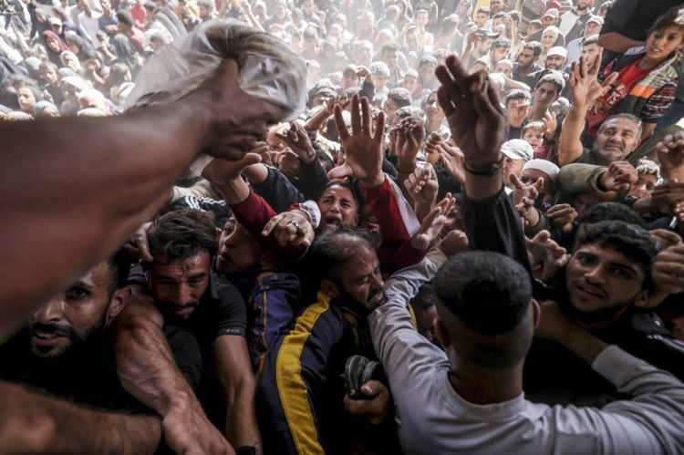 <p>Cumhurbaşkanı Erdoğan, eylül ayında ABD'nin New York kentinde düzenlenen Birleşmiş Milletler (BM) 80. Genel Kurulu'ndaki hitabında Ali Jadallah tarafından 22 Temmuz 2025'te çekilen, "Gazze'de açlıkla mücadele eden Filistinlilere, yemek dağıtıldı" başlıklı fotoğrafı göstermişti.</p>
<p> </p>