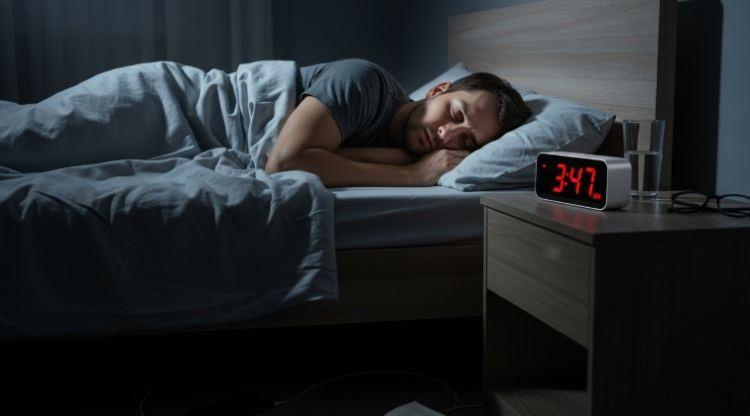 <p><span style="color:#B22222"><strong>EN AZ VE EN FAZLA UYUYAN ÜLKELER ORTAYA ÇIKTI!</strong></span></p>
<p> </p>
<p>Uyku, insan sağlığının temel taşlarından biri olmasına rağmen, dünya genelinde bu konuda büyük farklılıklar yaşanıyor. Bazı toplumlar uykuyu bir yaşam biçimi olarak benimserken, bazıları ise yoğun iş temposu, kültürel alışkanlıklar ya da çevresel faktörler nedeniyle uykuya daha az zaman ayırıyor. </p>