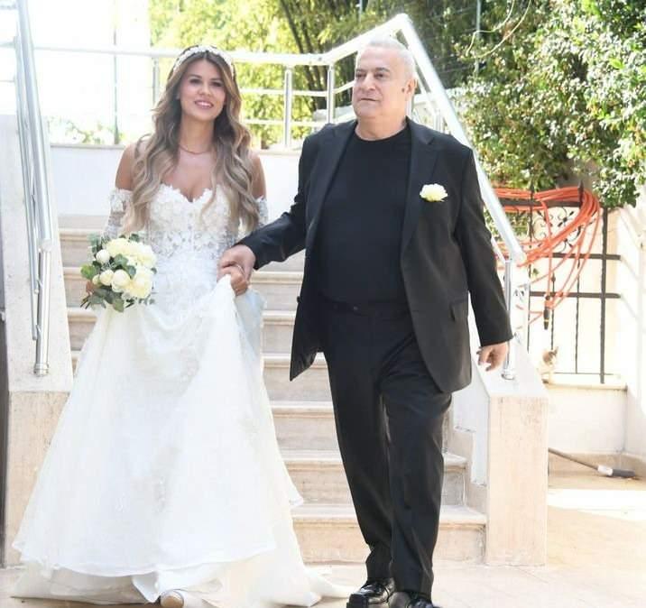 <p><strong>6'ncı kez nikah masasına oturan Erbil, Yeniköy'deki evinde gerçekleşen sade törende yakın dostu Serdar Ortaç'ın nikah şahidi olmasını istiyordu. Ancak uyuyakalan Ortaç, törene katılmayınca ünlü şovmen, "Serdar Ortaç gelmedi. Uyuyakalmış maneviyatsız. Bu yüzden yalnız ve hep yalnız kalacak" sözleriyle yakın dostuna ateş püskürdü.</strong></p>