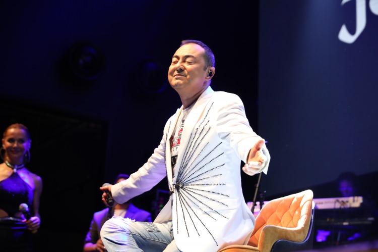 <p><strong>Erbil ile dostluklarının devam ettiğini anlatan ünlü şarkıcı, "Ben Mehmet Ali'yi kırmam. Aramızda problem yok. Sadece o gün ilaçların etkisiyle uyuyakaldım" dedi.</strong></p>
