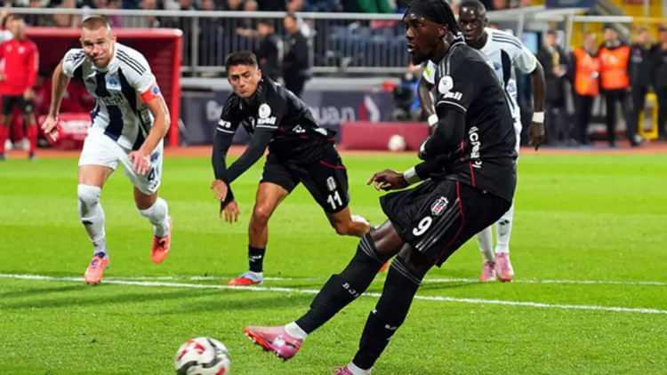 <p><strong>Bu sırada da Beşiktaş penaltıyı kaçırmış tekrar oynuyordu. Böyle bir şey olabilir mi arkadaşlar? Adama bir şey mi geldi, biri mi söyledi, inanılır gibi değil..."</strong></p>
