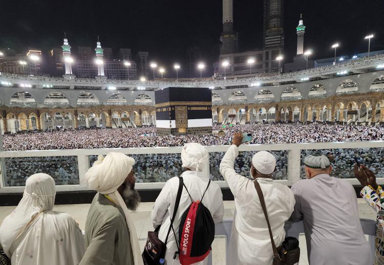 <p><span style="color:rgb(178, 34, 34)">KENDİ ADLARINA YAKINLARINI VEKİL OLARAK GÖNDEREBİLECEKLER</span></p>

<p>Sağlık durumu hacca gitmeye elverişli olmayan kişiler ise kendileri adına sağlıklı bir yakınını vekil olarak hacca gönderebilecek.</p>
