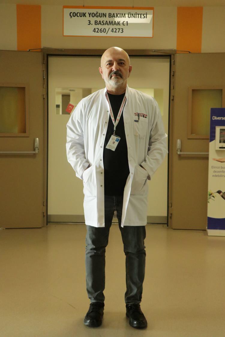 <p><strong><span style="color:rgb(178, 34, 34)">"ANİ ÖLÜMLERE NEDEN OLABİLİYOR"</span></strong></p>

<p>Ailelere uyarılarda bulunan Doç. Dr. Dörterler, <strong>"Ailelere şunu söylemek istiyorum. Çocuklar, 9 aydan sonra ellerine aldıkları herhangi bir cismi ağızlarına götürmekteler. Bu yüzden bu tür vakalara genellikle 1-3 yaş aralığında daha sık rastlamaktayız. Aileler, çocuklara oyuncak seçimi yaparken büyük ve iri parçalı oyuncak seçmeleri gerekiyor. Pilleri, çocukların uzanamayacağı yerlere koymaları gerekiyor. Çocuklara 3 yaşından önce kuruyemiş yedirmemeliler. Kuruyemiş, nefes borusuna kaçıp ani ölümlere neden olabiliyor. 'Başımıza gelmez' demeyin. Bu konulara özellikle hassasiyet gösterin. Bu çocuğumuz şanslıydı; ama her çocuk bu kadar şanslı olmayabilir. Aileleri her gördüğüm yerde uyarmaya çalışıyorum. Bu çocuğumuz kurtuldu. İnşallah böyle vakalarla karşılaşmayız. Aileler de bu konuda daha dikkatli olsunlar" </strong>dedi.</p>
