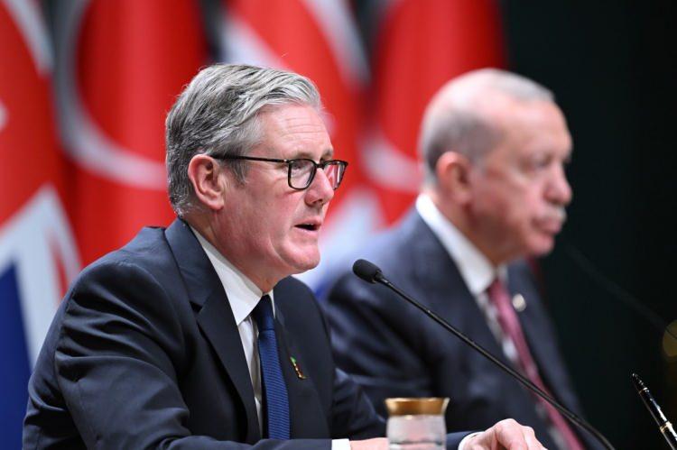 <p>Cumhurbaşkanı Recep Tayyip Erdoğan ve İngiltere Başbakanı Keir Starmer, iki ülke arasında Eurofighter Typhoon savaş uçağı konusunda işbirliği anlaşması imzaladı.</p>