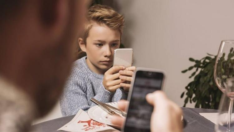 <p>FBI uzmanları, saldırıların genellikle sahte e-posta, banka bildirimleri veya popüler markaların taklit edildiği mesajlar aracılığıyla gerçekleştirildiğini açıkladı. Kullanıcıların bu yolla kandırılarak kişisel bilgilerini, kredi kartı verilerini ve şifrelerini paylaşmasının amaçlandığı belirtildi.</p>