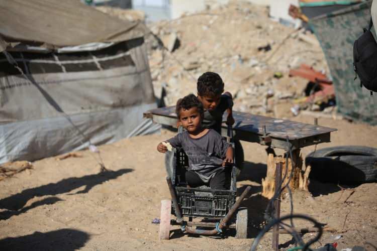 <p>Birleşmiş Milletler Çocuklara Yardım Fonu (UNICEF) Ortadoğu ve Kuzey Afrika Direktörü Edouard Beigbeder, ateşkesle birlikte insani yardım operasyonlarının arttığını söyledi.</p>
<p>Beigbeder, "Biz şu anda çocukları, engellenebilir tehditlerden korumak için zamanla savaşıyoruz. Bunların arasında da yetersiz beslenme, hastalıklar ve kış soğuğu var" diye konuştu.</p>