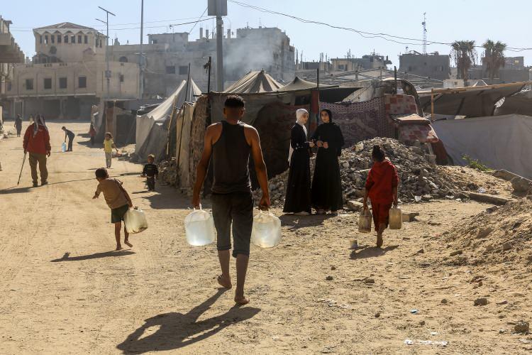 <p>İKİ YILDA EĞİTİM DE YOK OLDU</p>
<p> </p>
<p>İki yıl süren saldırılar, Gazze’de eğitim ve öğretimi büyük ölçüde aksattı. Binlerce öğrenci okullara gidemedi, altyapı ve eğitim malzemeleri neredeyse yok oldu.</p>
<p>Okulların yeniden açılması, öğrencilerin ve ailelerin umutlarının yeniden canlanmasının da bir göstergesi oldu.</p>