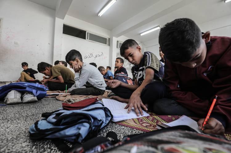 <p>AA'nın bildirdiğine göre Filistinli öğrencilerin bazıları İsrail’in saldırılarıyla büyük hasar gören okullarda zorluklara rağmen eğitime başladı.</p>

<p>Nuseyrat Mülteci Kampı’ndaki Razi Okulu’nda ders başı yapan öğrenciler, yeni eğitim-öğretim yılında "kararlılık" mesajı verdi.</p>
