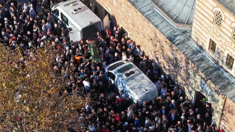 <p>Aile yakınları, burada taziyeleri kabul etti. Cenaze namazı öncesi Gebze Dumlupınar İmam Hatip Ortaokulu 7. sınıf öğrencisi Muhammet Emir'in sınıf arkadaşları, ön safa alındı.</p>