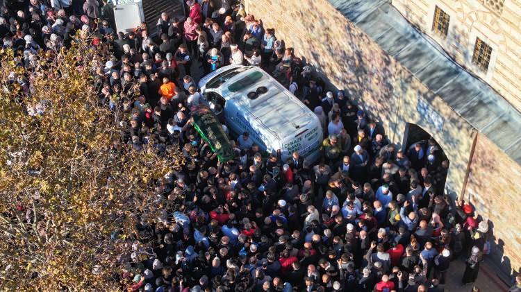 <p>Anne ve baba ile 2 çocuğun cenazeleri, ikindi vakti İl Müftüsü Mehmet Sönmezoğlu tarafından kıldırılan namazın ardından Merkez Mezarlığı'na defnedildi.</p>