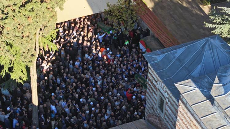 <p>Emine Bilir'in Mustafa Paşa Kız Kur'an Kursunda geçici ücretli öğreticilik yaptığı, aynı zamanda hafız olduğu öğrenildi.</p>