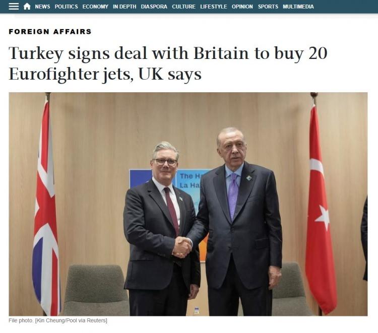 <p><strong>E-Kathimerini:</strong></p>

<p>"İngiltere, Türkiye ile 20 Eurofighter uçağı satın almak için anlaşma imzaladı"</p>

<p>Haberde, anlaşmanın NATO müttefikleri arasındaki savunma bağlarını derinleştireceği ve Türk hava savunmasını güçlendireceği vurgusu yapıldı.</p>

<p>Ayrıca, Avrupa'nın NATO'nun en büyük ikinci ordusuna sahip olan Türkiye'ye daha fazla yöneldiği belirtildi.</p>

