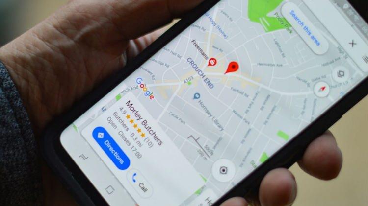 <p>Olay yerinde uyarı levhası veya bariyer bulunmadığı için sürücü, bölgeyi tanımadığından tamamen Google Haritalar’ın yönlendirmelerine bağımlıydı. Neyse ki aracının üstü açılır tip olduğu için çıkmayı başardı, fakat boğulma tehlikesi atlatan vatandaş, faciadan son anda kurtuldu.</p>