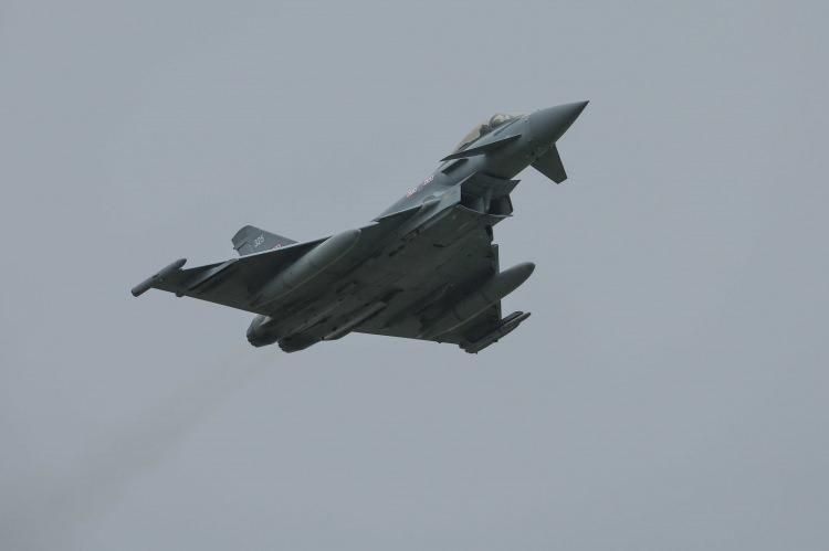 <p>10- Eurofighter'ın operasyon ve bakım maliyetleri nasıl?</p>

<p><br />
Typhoon'un operasyon ve bakım maliyetleri, F-16'ya göre daha yüksektir. Çift motorlu olması, daha karmaşık aviyoniklere sahip olması ve Avrupa üretimi olması bu maliyetleri artırır. F-35'in de operasyon maliyetleri çok yüksektir. Ancak Typhoon'un yedek parça ve bakım altyapısı Avrupa'da yaygındır. Türkiye'nin TUSAŞ gibi güçlü bir havacılık endüstrisi vardır. Olası bir alımda, Türkiye'nin bu uçakların bakım, onarım ve hatta bazı parçalarının üretimi konusunda da rol alması mümkündür. Özellikle İngiltere, bu konuda Türkiye'ye işbirliği teklif etmeye hazırdır.</p>

<p> </p>
