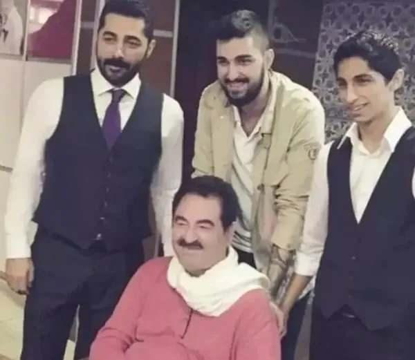 <p>Türk müziğinin usta ismi İbrahim Tatlıses ile oğlu Ahmet Tatlıses arasındaki gerginlik yeni bir boyut kazandı. İbrahim Tatlıses, oğlu Ahmet Tatlıses hakkında mahkemeye başvurarak uzaklaştırma kararı aldırdı.</p>