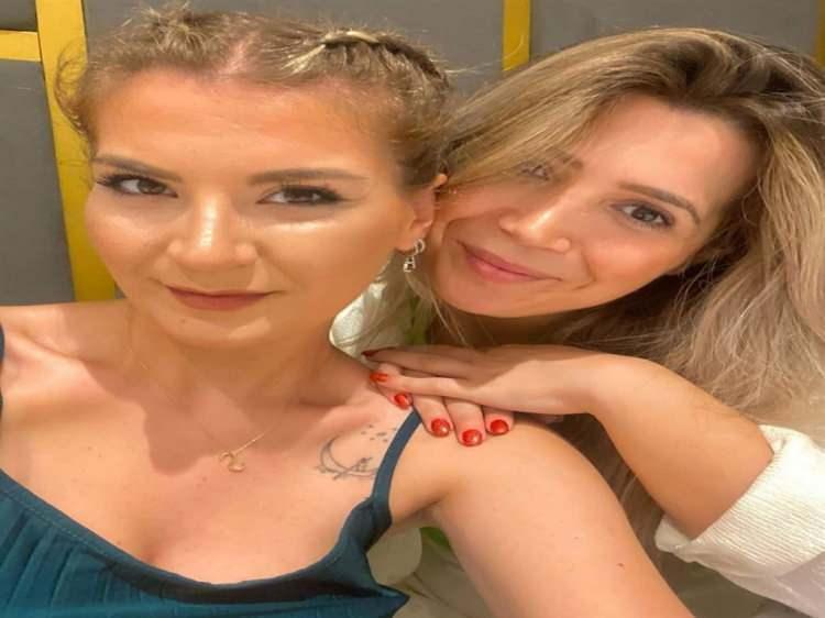 <p>Kazada, otomobil sürücüsü Akpınar ile yanındaki kardeşi Seda Akpınar araçta sıkıştı.</p>
