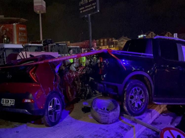 <p><span style="color:#A52A2A"><strong>KAZADAN 4 SAAT ÖNCE ALKOL ALDIĞINI SÖYLEDİ </strong></span></p>
<p> </p>
<p>İsmail Sevinç’in <strong>"Taksirle birden fazla kişinin ölümüne neden olma" </strong>suçundan 15 yıla kadar hapis cezası istemiyle yargılanmasına Bursa 5’inci Ağır Ceza Mahkemesi’nde başlandı.</p>
<p> </p>
<p>Duruşmaya tutuklu sanık ile ölen kız kardeşlerin babası Aziz Akpınar ve taraf avukatları katıldı.</p>
<p> </p>
<p>Kazadan yaklaşık 4 saat önce 4 bira içtiğini belirten tutuklu sanık, kazanın olduğu kavşağa gelmeden önce selektör yaptığını söyleyerek kendini savundu.</p>
<p> </p>
<p>Sevinç ifadesinde, <strong>“Kız arkadaşımı ve annemi düğünden aldım. Önce annemi Ovaakça’daki evimize bıraktım. Kız arkadaşımı da Çalı’daki evine bıraktıktan sonra eve gidiyordum. Kavşaklara geldiğimde, yan yollardan araç önüme atlamasın diye selektör yapıyordum. Kazanın olduğu kavşağa gelirken hızım saatte 80 ya da 100 kilometreydi. Kavşağa girmeden önce, yan yoldan önüme biri atlamasın diye yine selektör yaptım. Ben uyarı amaçlı selektör yaptığım için, önüme çıkacaklarını sanmıyordum. Müteveffa önüme çıkınca fren sıkıp direksiyonu sağa kırdım.”</strong> dedi.</p>