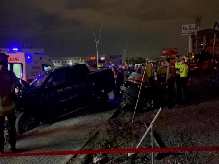 <p><span style="color:rgb(165, 42, 42)"><strong>1.06 PROMİL ALKOLLÜ ÇIKAN SÜRÜCÜ TUTUKLANDI </strong></span></p>

<p> </p>

<p>Kazayı hafif yaralı olarak atlatan kamyonet sürücüsü Sevinç, ambulansla Çekirge Devlet Hastanesi'ne kaldırıldı.</p>

<p> </p>

<p>İsmail Sevinç, buradaki müdahalenin ardından gözaltına alınarak emniyete götürüldü.</p>

<p> </p>

<p>Yapılan alkol testinde <strong><span style="color:#A52A2A"><em>1.06 promil alkollü olduğu tespit edilen Sevinç, </em></span></strong>sevk edildiği adliyede çıkarıldığı nöbetçi mahkemede tutuklanırken, kaza ise bir iş yerinin güvenlik kamerasına yansıdı.</p>
