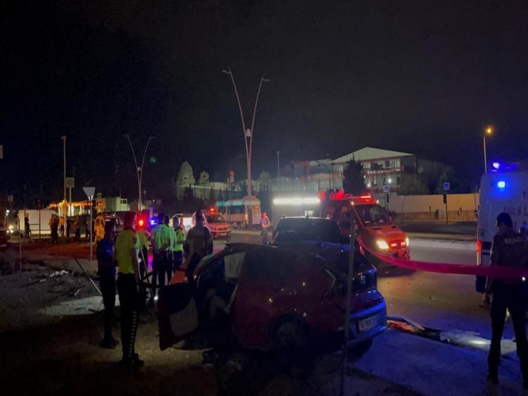 <p><span style="color:#A52A2A"><strong>"KARŞI TARAF AİLEMİN ÖZRÜNÜ KABUL ETMEDİ"</strong></span></p>
<p> </p>
<p>Kazanın ardından 112 Acil Çağrı Merkezi’ne haber verdiğini ve yaralılara ilk müdahaleyi de kendisinin yaptığını söyleyen Sevinç,<strong> “Kaza olunca aracımda bulunan SOS düğmesine basarak, durumu 112 ekiplerine bildirdim. Daha sonra yaralılara ilk müdahale yapıp, araçlarından çıkarmaya çalıştım. Kazanın ardından önce gözaltına alındım, ardından da tutuklandım. Ailem karşı tarafa özür ve baş sağlığı dilemek istedi. Ama kabul etmemişler. Çok üzgünüm, pişmanım.”</strong> ifadelerini kullandı.</p>