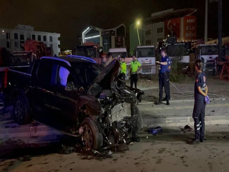 <p><span style="color:#A52A2A"><strong>"ARACIM AĞIR OLDUĞU İ&Ccedil;İN KARŞI TARAFIN ARACI HASAR ALDI"&nbsp;&nbsp;</strong></span></p>

<p>&nbsp;</p>

<p>Aracının daha hızlı olduğu y&ouml;n&uuml;ndeki iddialar &uuml;zerine Sevin&ccedil;, <strong>&ldquo;Benim aracım &ccedil;ift kabinli kamyonet. Ağır bir ara&ccedil;. O y&uuml;zden karşı tarafın aracı ağır hasar aldı. Hızım 80-100 kilometre arasındaydı. Kazada ben de yaralandım. Elime dikiş atıldı, bacağım da sakatlandı.&rdquo;</strong> diye konuştu.</p>
