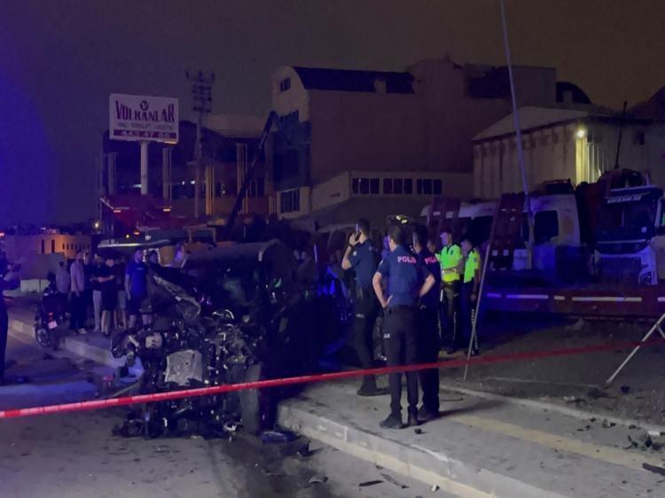 <p><span style="color:#A52A2A"><strong>"HESAPLAMAYA G&Ouml;RE 4 BİRA DEĞİL 9-10 BİRA İ&Ccedil;MİŞTİR"</strong></span></p>

<p>&nbsp;</p>

<p>Sanığın, emniyetteki ve mahkemedeki ifadesinin aksine 4 bira i&ccedil;miş olamayacağını iddia eden Aziz Akpınar&rsquo;ın avukatı Birtan Kaan Saat, <strong>&ldquo;Adli Tıp Kurumu tarafından belirlenen değerlendirmelere g&ouml;re her 1 saatte 0,15 promil alkol d&uuml;şer. Bu durumda 4 saat &ouml;nce i&ccedil;meyi kestiğini belirttiğine g&ouml;re, 0,60 promil daha fazla alkol almış. Bu promile denk gelen 9-10 biradır. Sanığın 4 bira i&ccedil;tiğini beyan etmesi yanıltıcı ifade vermektir. Ayrıca bu durum sanığın kusurlu olduğunu g&ouml;stermektedir. Biz mahkemeden &lsquo;Bilin&ccedil;li taksir&rsquo; h&uuml;k&uuml;mlerinin uygulanmasını ve sanığın tutukluluk halinin devamına karar verilmesini talep ediyoruz.&rdquo;</strong> dedi.</p>

<p>&nbsp;</p>

<p>Aziz Akpınar&rsquo;ın diğer avukatı Ayşenur Tutumlu da kazada Tuğba Akpınar&rsquo;ın aracının hasarının &ccedil;ok fazla olması nedeniyle, sanığın hızının fazla olduğunu iddia etti.</p>
