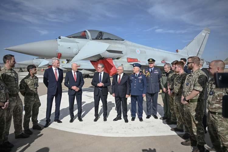 <p><span style="color:rgb(0, 0, 0)">Eurofighter Typhoon uçaklarını inceledikten sonra pilotları ve teknik ekiple kısa süre sohbet eden Starmer'ın beraberinde İngiltere Savunma Bakanı John Healey ve İngiltere Hava Kuvvetleri Komutanı Orgeneral Harv Smyth de yer aldı.</span></p>