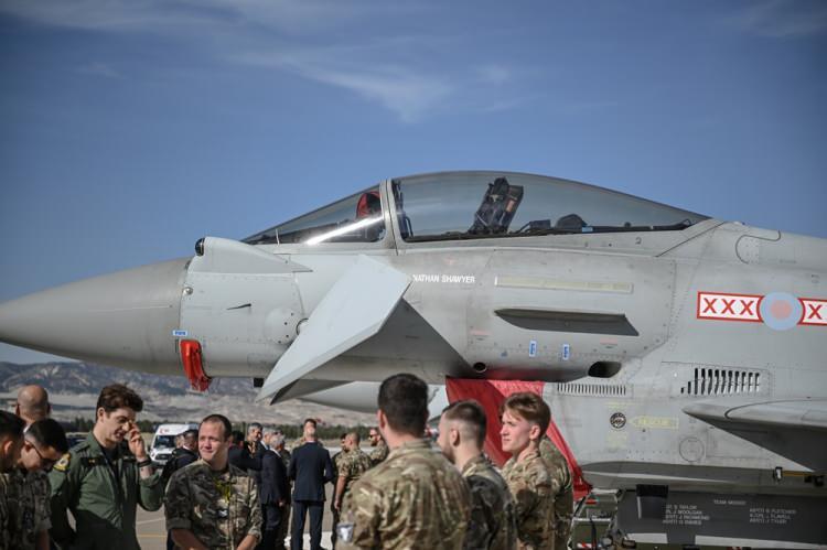 <p><span style="color:rgb(0, 0, 0)">Cumhurbaşkanlığı İletişim Başkanı Burhanettin Duran, görüşmeye ilişkin yaptığı açıklamada, "Birleşik Krallık Başbakanı Keir Starmer, Sayın Cumhurbaşkanımızın davetine icabetle Ankara'ya resmi bir ziyaret gerçekleştirecektir" ifadelerini kullandı.</span></p>